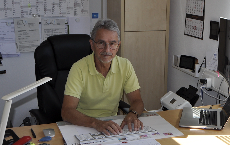 Versicherungsmakler Regensburg Peter Joske in seinem Büro