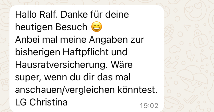 Eine Kundin gibt Amberger-Versicherungsmakler einen Auftrag.